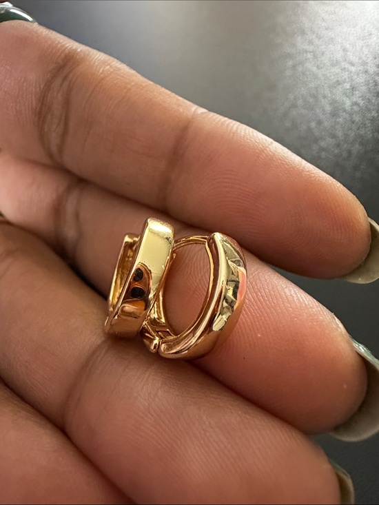 Jewelry - Gold Huggie Hoop Earrings - Elegant Women’s Jewelry